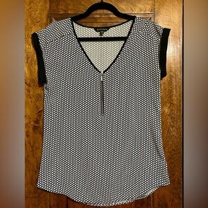 Express Black & White Geo Dot Zip V-Neck Cap Sleeve Blouse